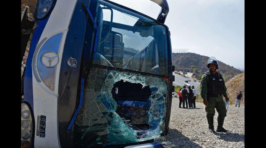 Así quedó el bus de Huracán tras volcarse en Venezuela [FOTOS] - 1