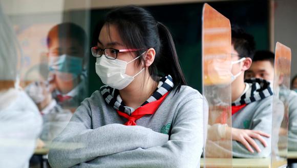 Estudiantes en Shanghái, China, utilizan máscarillas mientras atienden las clases. Como medida de precaución adicional, los colegios han puesto divisiones de plástico entre los alumnos. China, en particular la región de Wuhan, fue el lugar donde se registraron los primeros casos del nuevo coronavirus COVID-19. (Foto: Reuters).