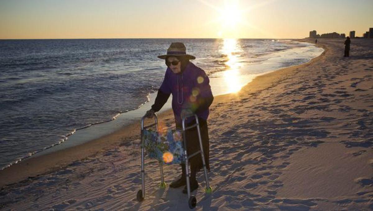 YouTube: tierno instante que mujer de 100 años conoció el mar