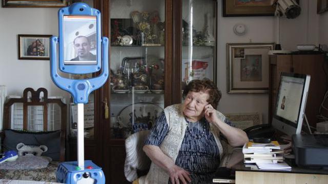 Europa usa robots de asistencia para cuidar a abuelos solos - 2
