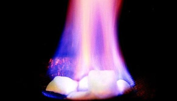 Si acercas un encendedor a esta sustancia que, en apariencia, es como un hielo, se encenderá una llama. (Foto: USGS / BBC)