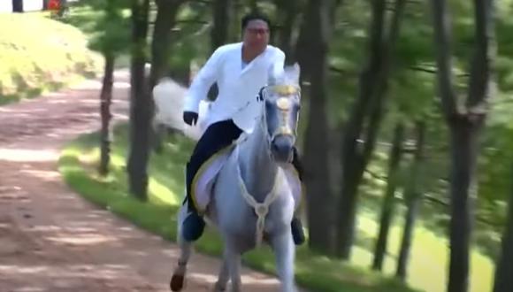 El líder norcoreano, Kim Jong Un, aparece galopando en un bosque sobre un caballo blanco en un video de propaganda de su país. (Foto: Captura de video).