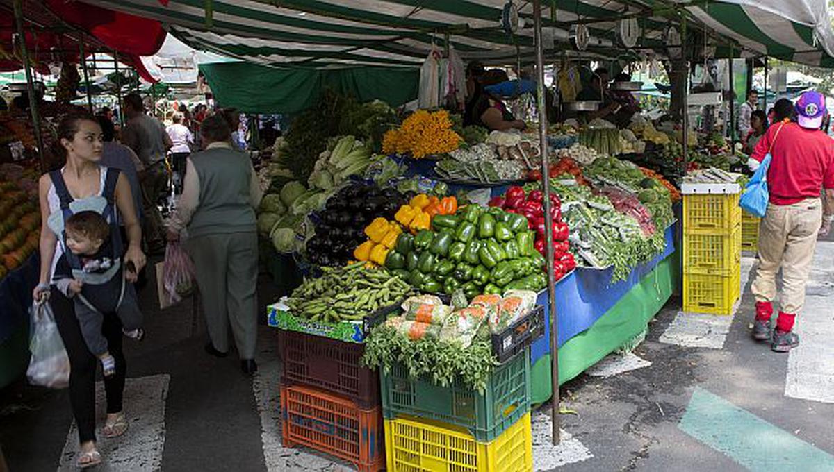 Consumidores mexicanos eligen comprar a vendedores callejeros