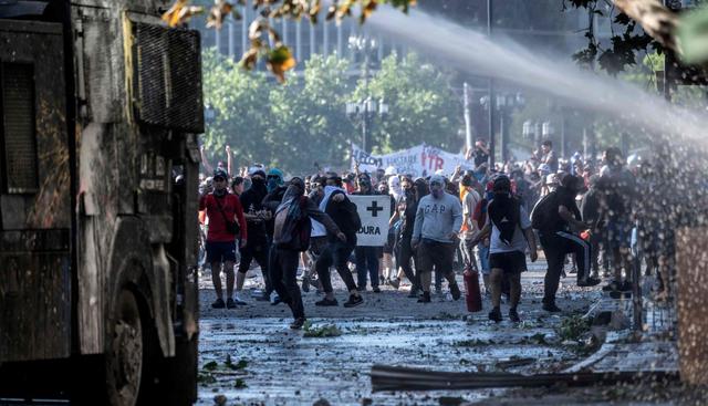 "Esto no se va acabar nunca hasta que no tengamos una asamblea constituyente que nos permita tener una nueva constitución que no sea la de Pinochet", dijo Matías Fuenes, empleado de 27 años. (Foto: AFP)
