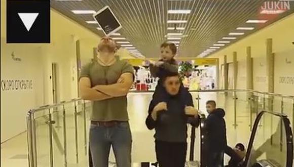 En Facebook circula un video en el que un hombre hace equilibrio con un iPad sobre un skate electrónico, hasta que llegó un niño para acabar con todo. (Foto: captura)