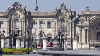 Bomberos: unidad con escalera telescópica realiza servicio especial en Palacio de Gobierno colocando driza