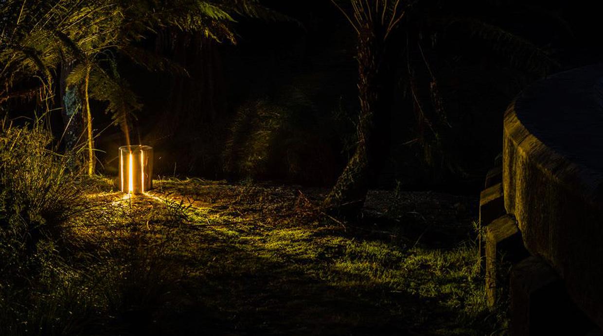 Dale un aspecto rústico a tu terraza con un tronco luminoso - 2