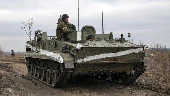 Un vehículo blindado rueda en Mykolaivka, región de Donetsk, el territorio controlado por militantes prorrusos, en el este de Ucrania, el domingo 27 de febrero de 2022. (Foto AP).