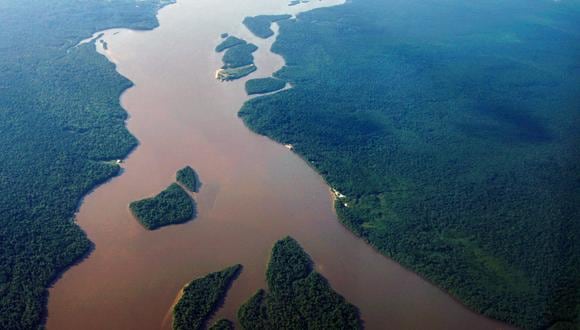 Vista aérea que muestra el río Esequibo discurriendo en una sección de la selva amazónica en la región Potaro-Siparuni, en Guyana, tomada el 24 de septiembre de 2022. (Foto de Patrick FORT / AFP).