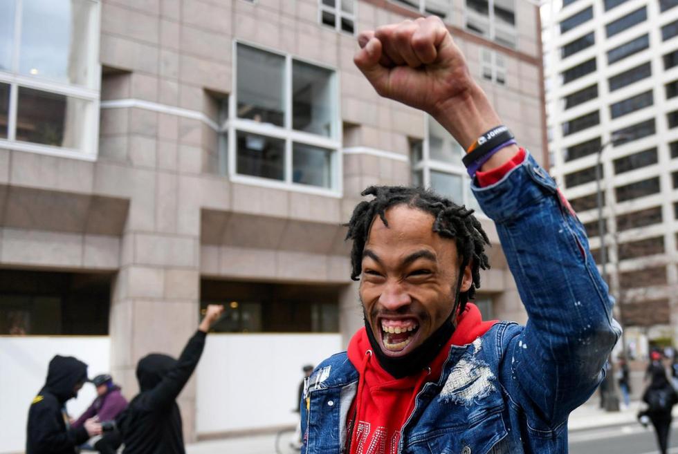 La gente celebra frente al juzgado después de que el exoficial de Policía Derek Chauvin fuera declarado culpable de todos los cargos por la muerte de George Floyd en Minneapolis, el 20 de abril de 2021. (Foto: EFE/EPA/CRAIG LASSIG)