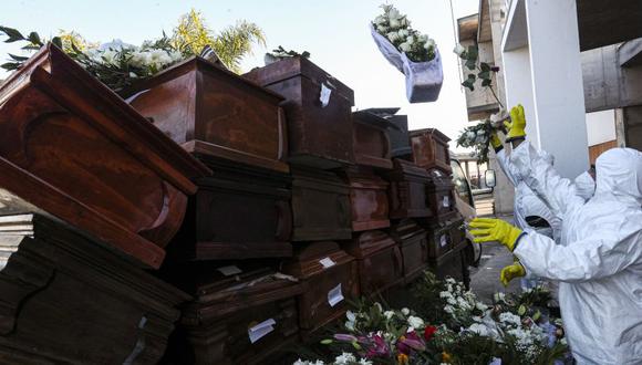 Trabajadores de un cementerio de La Recoleta, en Santiago de Chile, recogen y apilan los ataúdes de personas que han sido cremadas en medio de la pandemia de coronavirus. (Foto: AP / Esteban Felix)