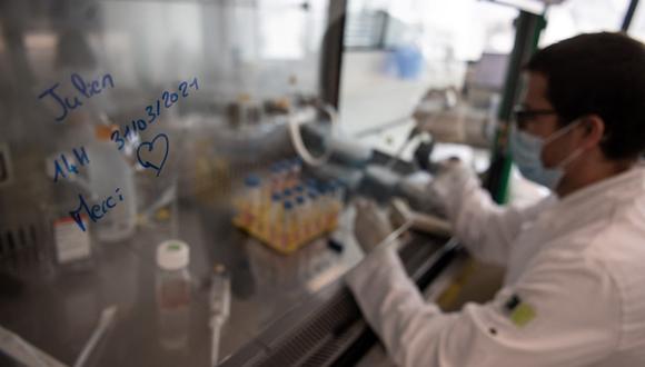 Un biólogo del laboratorio farmacéutico OSE Immunotherapeutics trabaja en un programa para desarrollar una vacuna contra la infección por Covid-19 el 31 de marzo de 2021 en Nantes, en el oeste de Francia. (Foto de LOIC VENANCE / AFP)