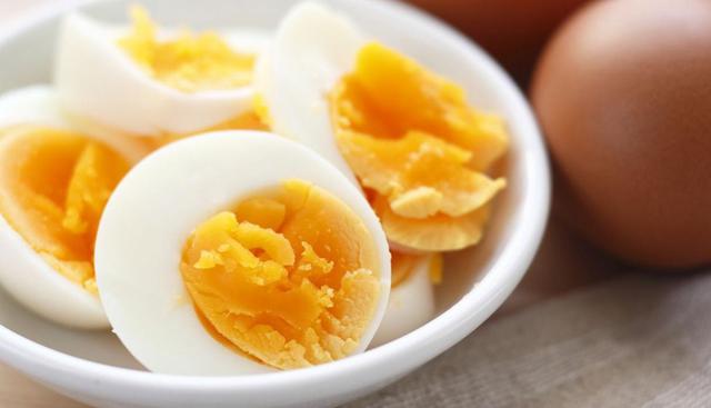 Huevos. Según una investigación de la Universidad de Missouri, la vitamina B que se encuentra en este alimento es capaz de convertir todo lo que consumimos en energía efectiva. (Foto: Shutterstock)