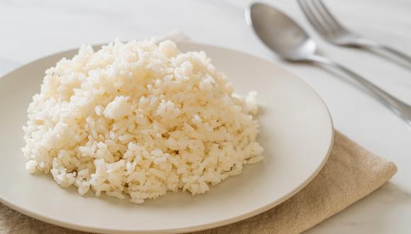 El método de cocción también puede afectar las calorías del arroz. Cocinarlo en agua o caldo sin añadir grasas apenas aumentará su valor calórico.