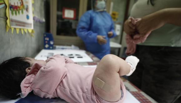 Una de las vacunas que reciben los bebés de dos meses es la que protege contra la poliomielitis, que provoca parálisis flácida aguda. (César Campos / @photo.gec)
