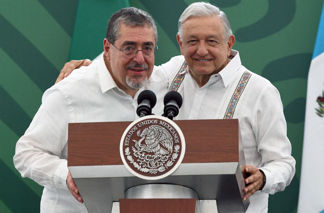 El presidente de Guatemala, Bernardo Arévalo (izq), y du homólogo de México, Andrés Manuel López Obrador, tras una reunión en Chiapas el 17 de mayo de 2024. (Foto de ISAAC GUZMAN / AFP).