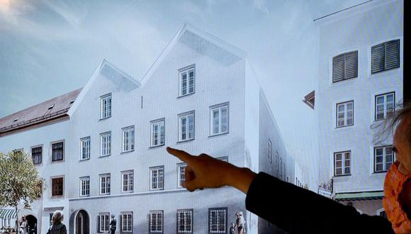 Un hombre señala con el dedo una pantalla que muestra el plan elegido para el rediseño arquitectónico de la casa natal de Adolf Hitler, durante una conferencia de prensa en el Ministerio del Interior en Viena, Austria, el 2 de junio de 2020. El rediseño de la casa natal de Adolf Hitler seguirá adelante como estaba previsto, a partir del 2 de octubre de 2023 | Foto: JOE KLAMAR / AFP