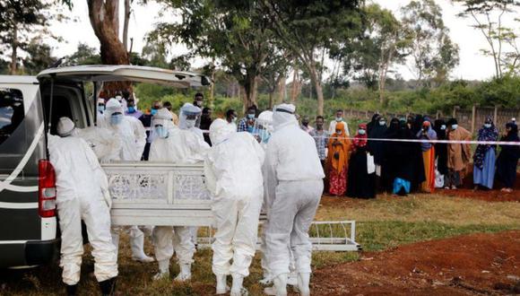Foto de archivo ilustrativa de un grupo de voluntarios con equipos de protección cargando el cuerpo de un hombre que murió de coronavirus en Nairobi, Kenia. Ago 6, 2020. REUTERS/Baz Ratner/