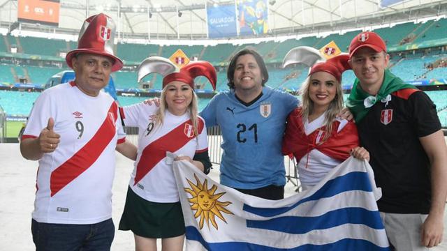 Perú y Uruguay se verán las caras por los cuartos de final de la Copa América 2019. Ambas hinchadas coparon el Arena Fonte Nova, el cual lució con mucho color (Foto: Mateo Vásquez)