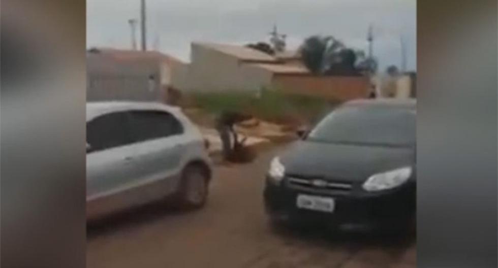 El sujeto vengó a su hermano atacando salvajemente a su asesino. Ocurrió en Brasil y el video fue publicado en YouTube. (Foto: Infobae.com)