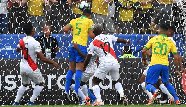 Brasil vs. Perú: Casemiro marcó el 1-0 tras tiro de esquina de Coutinho en Copa América 2019 | VIDEO. (Foto: AFP)