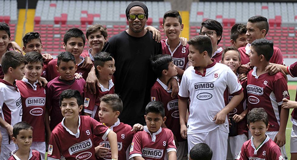 Ronaldinho Gaucho regaló momentos de alegría a niños costarricenses (Foto: EFE)