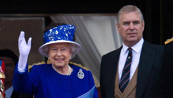 La reina Isabel II de Gran Bretaña junto a su hijo el príncipe Andrés en una imagen del 15 de junio de 2013. (AFP PHOTO / CARL COURT).