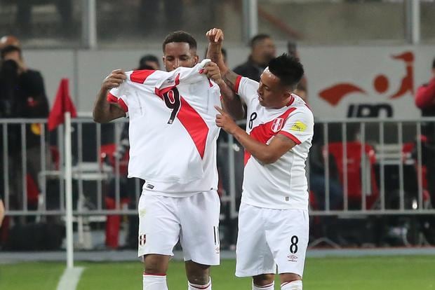 The goal celebration was very emotional because 'Foquita' Farfán, in tears, showed Paolo Guerrero's shirt number 9, in tribute to our captain who was suspended at that time.  (Photo GEC File)