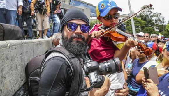 Isaac Paniza en una concentración opositora en el este de Caracas. “Mis fotografías demuestran que he estado al frente, donde han caído heridos y personas que fueron asesinadas”, dice el fotorreportero. (Archivo personal).