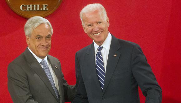 El expresidente chileno, Sebastián Piñera (i), le da la mano al presidente estadounidense, Joe Biden. (Foto de Claudio Reyes / AFP)