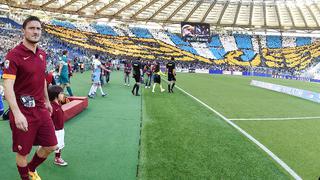 Francesco Totti recibió inesperado homenaje de los hinchas de la Lazio