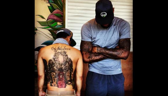 ¿Nueva moda? LeBron posa con hinchas que tienen tatuajes de él