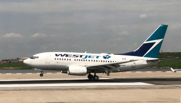 En esta foto de archivo tomada el 28 de julio de 2018, un avión Westjet aterriza en el Aeropuerto LaGuardia en Nueva York. (AFP / Daniel SLIM).