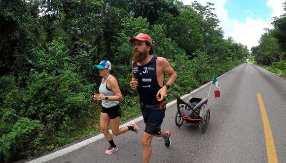 El atleta alemán Jonas Deichmann en su recorrido por México. (Foto: Alonso Cupul / EFE)