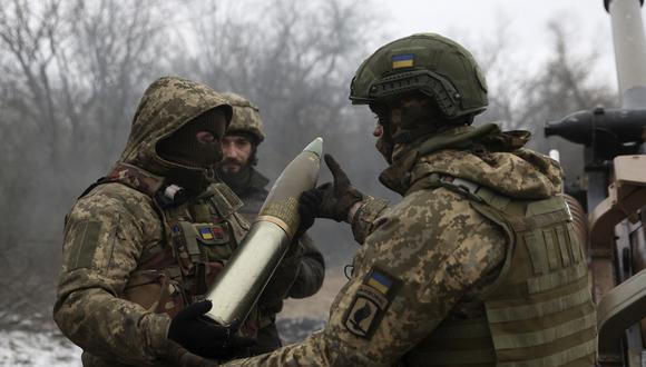 Los artilleros ucranianos se preparan para disparar un obús L119 hacia posiciones rusas en una línea de frente en la región de Lugansk el 16 de enero de 2023, en medio de la invasión rusa de Ucrania. (Foto de Anatolii Stepanov / AFP)