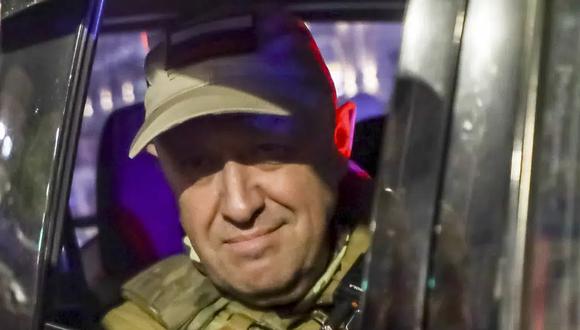Yevgeny Prigozhin, propietario de la compañía militar Wagner Group, mira desde un vehículo en una calle de Rostov del Don, Rusia, el sábado 24 de junio de 2023. (Foto: AP).
