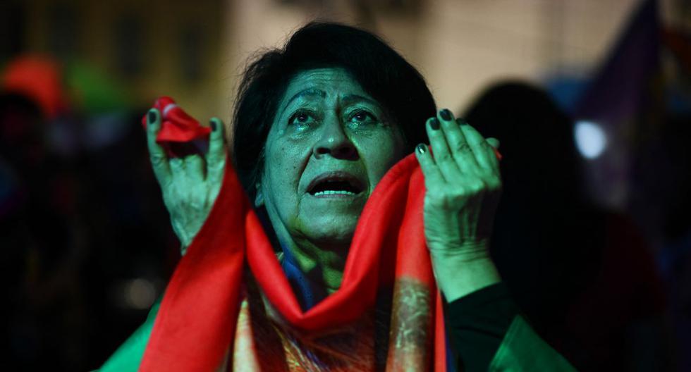 Una partidaria de Lula da Silva reacciona mientras observa el conteo de votos de las elecciones legislativas y presidenciales en Brasil. (ANDRE BORGES / AFP).