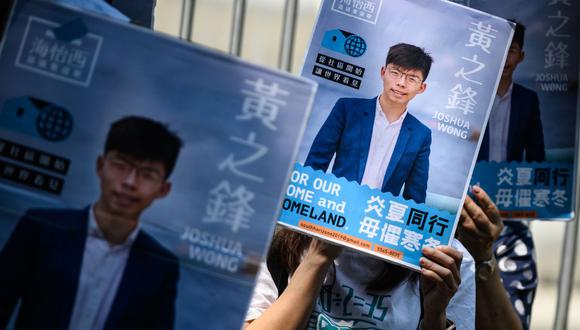 Carteles del activista prodemocrático Joshua Wong son colocados frente al Complejo del Gobierno Central por sus partidarios para las elecciones del Consejo de Distrito de 2019 en Hong Kong, el pasado 28 de septiembre. (AFP)