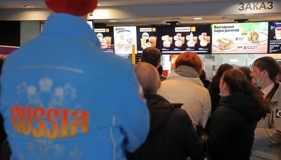 La gente hace fila en un restaurante McDonalds en Moscú, Rusia, el 9 de marzo de 2022. (EFE/EPA/MAXIM SHIPENKOV).