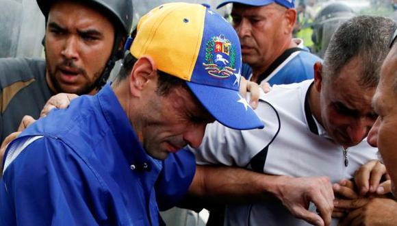 Capriles es agredido con gas lacrimógeno en la cara