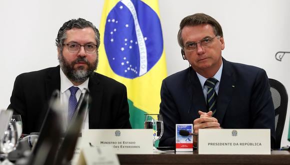 El presidente brasileño Jair Bolsonaro y su ministro de Asuntos Exteriores, Ernesto Araújo, asistiendo a la reunión de videoconferencia en Brasilia. (Foto: AFP/Marcos Correa/Archivo)