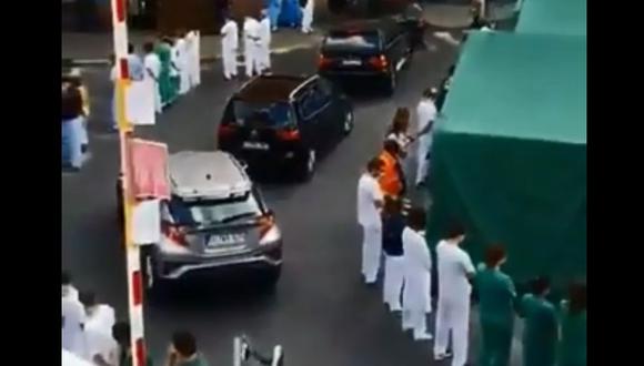 Las enfermeras y otro personal se alinearon en la entrada del hospital Saint Pierre en Bruselas mientras Sophie Wilmes estacionaba su auto para realizar una visita al centro médico. (Foto: Captura de pantalla)