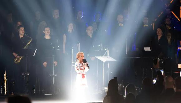 La niña de siete años Amellia Anisovych, refugiada de Ucrania, canta el himno nacional ucraniano al comienzo de un concierto para recaudar fondos en Lodz, Polonia, el domingo 20 de marzo de 2022. (Marian Zubrzycki - AP).