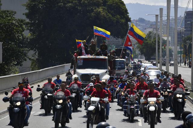 "Fusil en mano", grupos chavistas prometen defender a Maduro a sangre y fuego. Foto: AFP