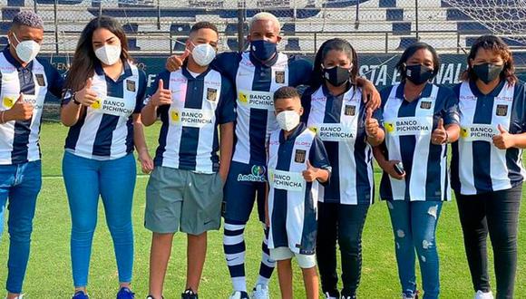 Jefferson Farfán posó con su familia en el arco sur de Matute, luego de oficializarse su vínculo con Alianza Lima para la presente temporada. (Foto: Instagram)