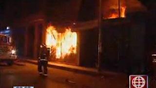 Incendio arrasó galerías en zona industrial de Villa El Salvador