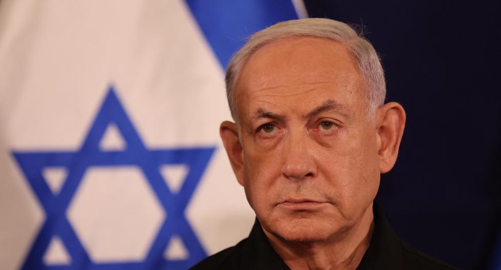 El primer ministro de Israel, Benjamin Netanyahu, habla durante una conferencia de prensa en la base militar de Kirya, en Tel Aviv, el 28 de octubre de 2023. (Foto de Abir SULTAN / AFP).