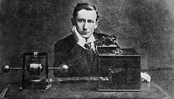 Fotografía de 1896 del físico italiano y pionero de la radio Guglielmo Marconi posando frente a sus primeros aparatos de radio. (Foto de AFP)