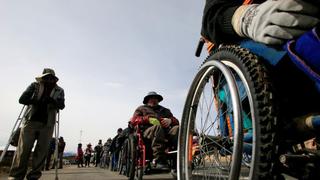 Recorren kilómetros en silla de ruedas en protesta contra Evo