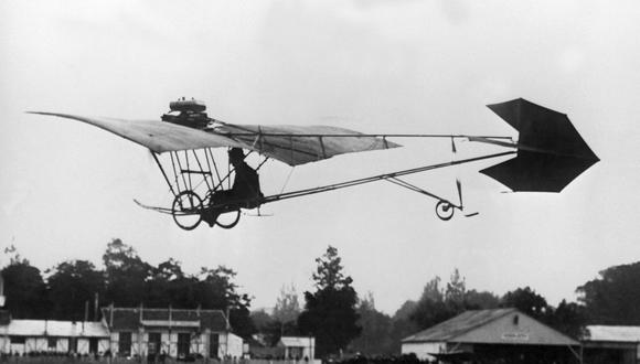 Fotografía de principios de siglo que muestra al pionero brasileño de la aviación Alberto Santos-Dumont a bordo de un "Hirondelle" durante un vuelo en Bagatelle, al suroeste de París. (Foto de AFP)